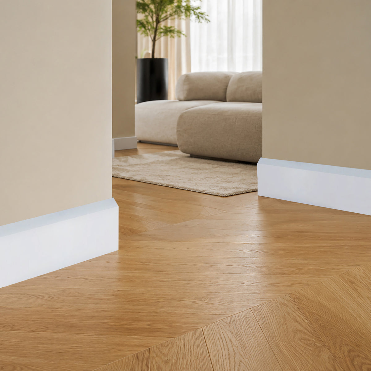 Deco plint in wit, modern vlak profiel met schuine bovenkant, langs eiken visgraatvloer