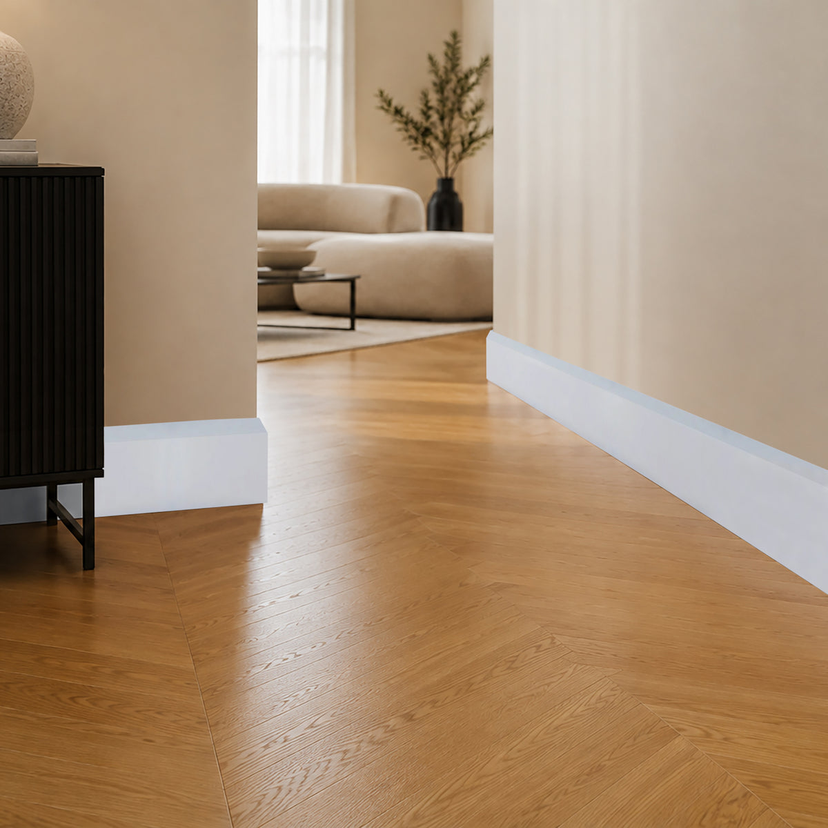 Witte Deco plint in de hal, modern vlak profiel met schuine bovenkant, op eiken visgraatvloer