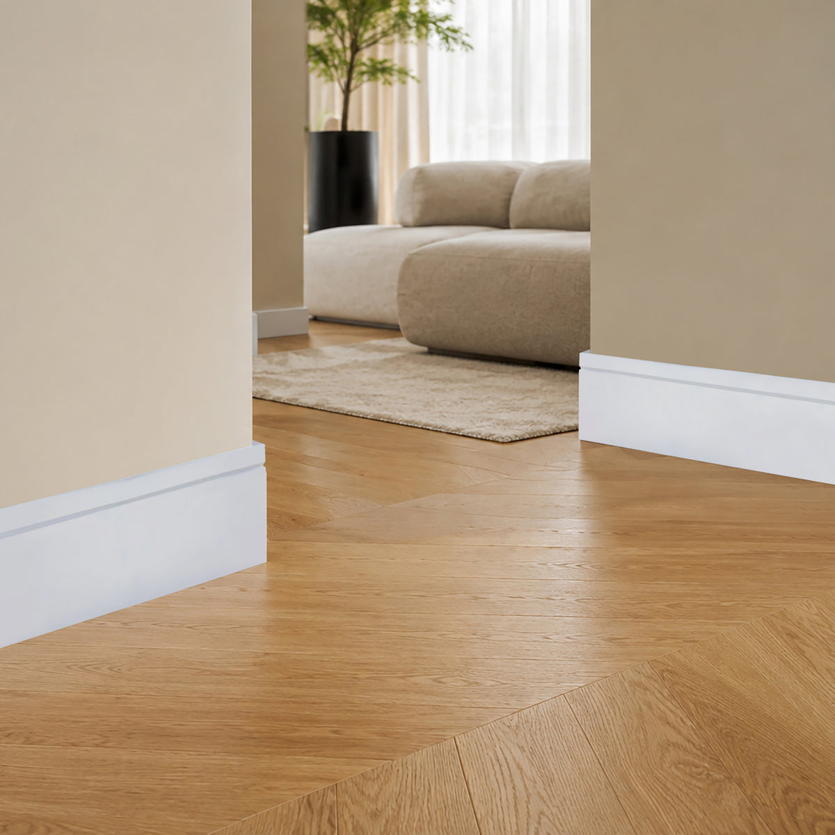 Linea plint in wit, strak modern profiel met een fijne groef, langs eiken visgraatvloer